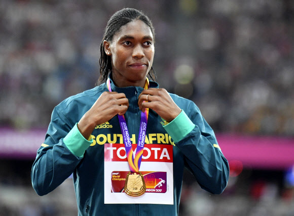 캐스터 세메냐가 13일(현지시간) 영국 런던 올림픽 스타디움에서 열린 2017 세계육상선수권대회 여자 800ｍ 결승에서 1분55초16으로 시즌 최고 기록이자 개인 최고 기록을 세우며 금메달을 획득했다.  AP 연합뉴스