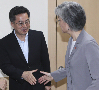 김동연(왼쪽) 부총리와 강경화 외교부 장관이 14일 경제 현안 간담회에 참석하기에 앞서 악수를 나누고 있다. 손형준 기자 boltagoo@seoul.co.kr