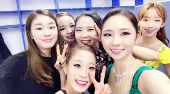 피겨스케이팅 국가대표 김나현이 자신의 소셜네트워크서비스(SNS) 계정에 피겨퀸 김연아(왼쪽)와 함께 찍은 사진을 공개했다. 사진은 지난 12일 고양 어울림누리 아이스링크장에서 열린 ’8월의 아이스페스타 in 경기’에 참석한 김연아가 후배들과 셀카를 찍는 모습. 왼쪽 위부터 시계 방향으로 김연아, 임은수, 김나현, 김예림, 최다빈, 유영.  김나현 인스타그램 캡처=연합뉴스