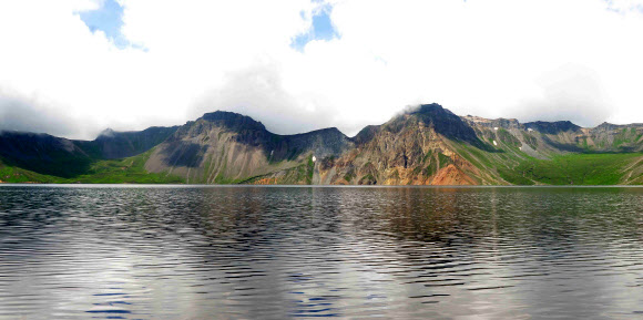지난 1일 조선중앙통신이 촬영, 보도한 백두산 모습.  연합뉴스