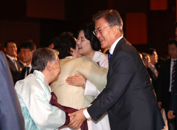 일본군 위안부 피해자 보듬는 문 대통령 내외2