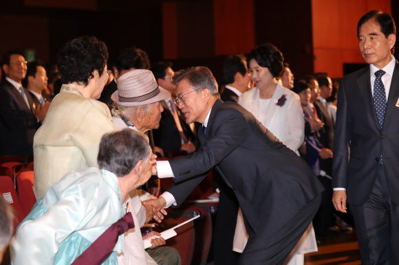 광복절 경축식 참석하는 문 대통령