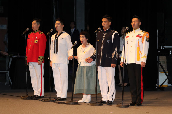 애국가 선창하는 오희옥 지사