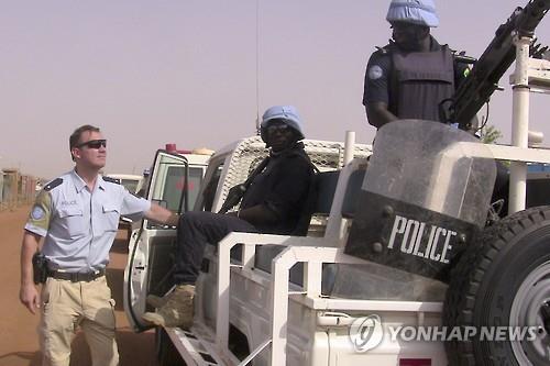 말리에 파견된 유엔 평화유지군 관계자와 말리 경찰