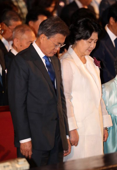 묵념하는 문 대통령 내외