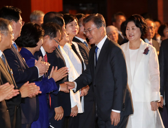 문 대통령, 자유한국당 홍준표 대표와 악수