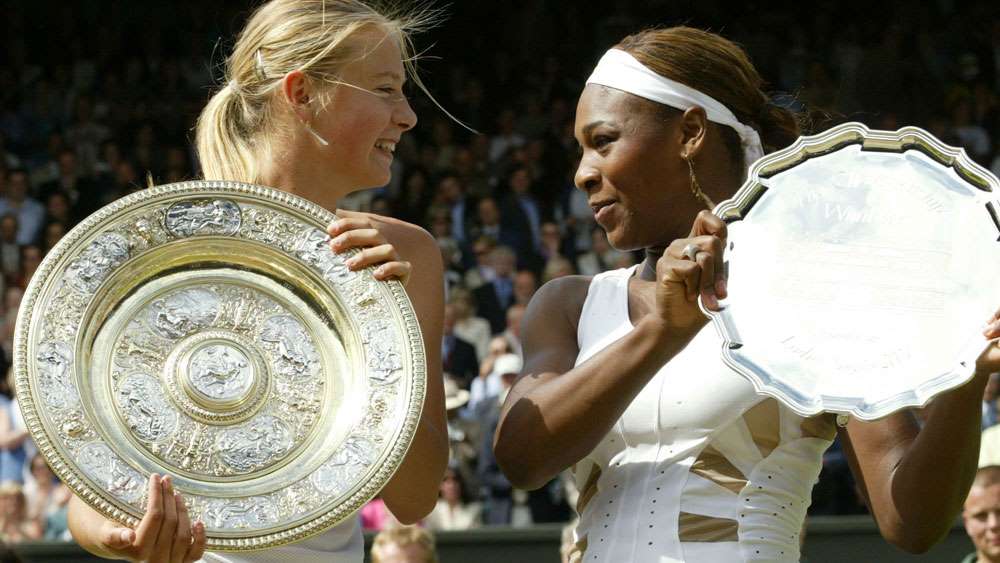 마리아 샤라포바(왼쪽)와 세리나 윌리엄스의 사이가 틀어진 계기로 꼽힌 2004년 윔블던 테니스대회 시상식 모습. 나인 뉴스 캡처 
