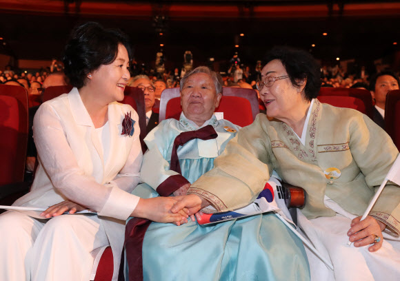 위안부 피해자 할머니 손 잡은 김정숙 여사