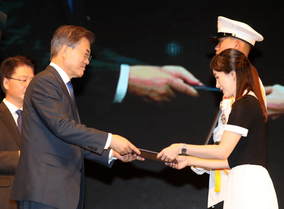 문 대통령, 고 최윤숙 독립유공자에게 대통령 표창 수여