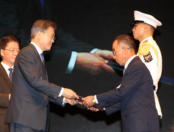 문 대통령, 고 조재형 독립유공자에게 대통령 표창 수여