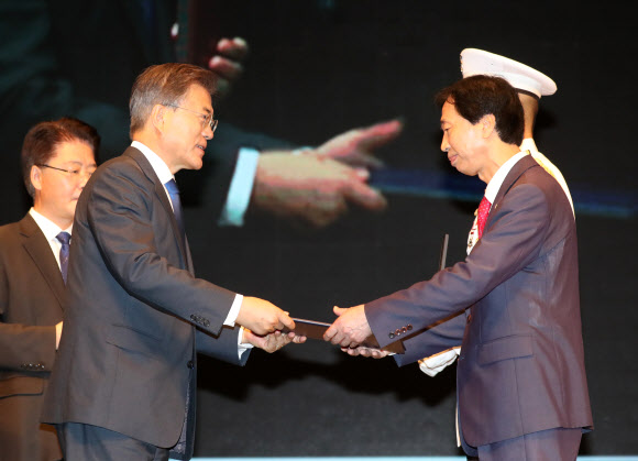 문 대통령, 고 황인석 독립유공자에게 건국포장 수여