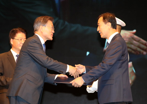 문 대통령, 고 윤구용 독립유공자에게 건국훈장 애족장 수여