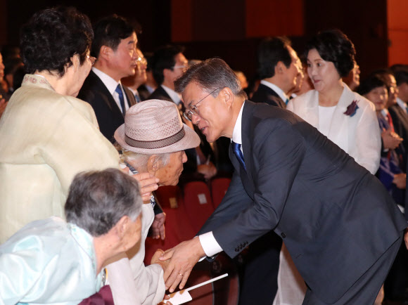 문 대통령, 일제 강제징용 피해자 이인우 씨와 인사