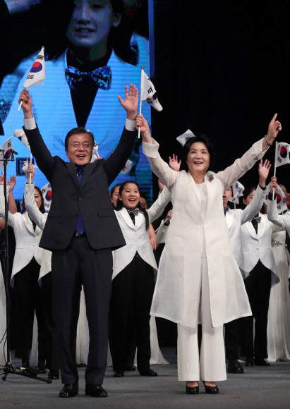 문 대통령, ’만세삼창’