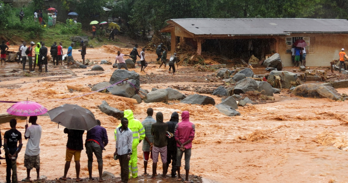 14일(현지시간) 서아프리카 시에라리온 프리타운 지역에 홍수로 인해 산사태가 발생, 수백명이 숨지고 실종자가 600명을 넘어섰다. 2017. 8.14.  AFP 연합뉴스