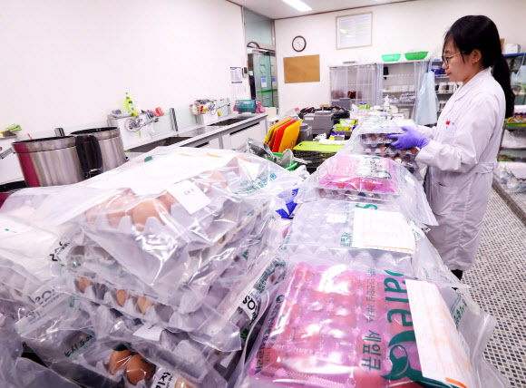 살충제 계란 파장이 계속되고 있는 16일 오전 경기도 안양시 만안구 국립농산물품질관리원 경기지원 분석실에서 관계자들이 계란을 검사하기 위해 옮기고 있다.  연합뉴스