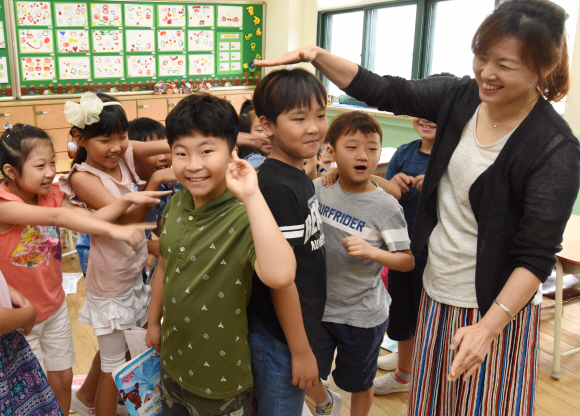 16일 여름방학을 마치고 개학한 서울 노원구 신계초등학교 학생들이 서로 키를 재보며 즐거워하고 있다. 최해국 선임기자 seaworld@seoul.co.kr