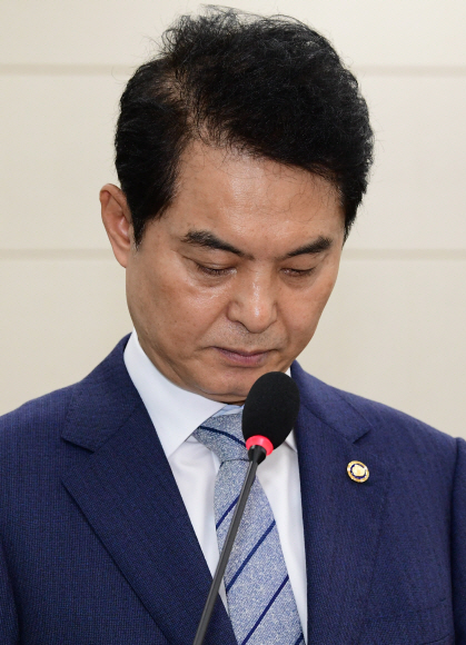 류영진 식품의약품안전처장이 16일 오전 국회에서 열린 보건복지위원회 전체회의에서 의원들의 질의에 머리를 숙이고 있다.  이종원 선임기자 jongwon@seoul.co.kr