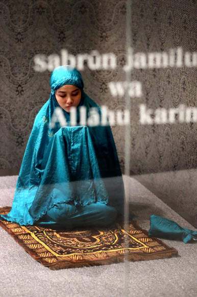 16일 오전 서울 송파구 롯데백화점 에비뉴엘 월드타워점에 마련된 ’무슬림 기도실’에서 미스 무슬림 인도네시아가 기도를 하고 있다. 롯데백화점은 유통업계 최초로 백화점을 방문하는 무슬림 관광객들을 위해 ’무슬림 기도실’을 설치했다.  연합뉴스 