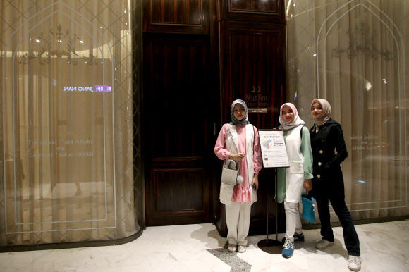 16일 서울 송파구 롯데백화점 에비뉴엘 월드타워점에 마련된 ’무슬림 기도실’을 방문한 미스 무슬림 인도네시아들이 기도실을 둘러보고 있다. 롯데백화점은 유통업계 최초로 백화점을 방문하는 무슬림 관광객들을 위해 ’무슬림 기도실’을 설치했다.  연합뉴스