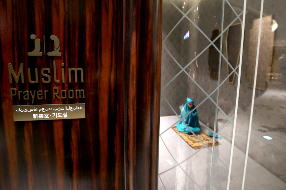 16일 오전 서울 송파구 롯데백화점 에비뉴엘 월드타워점에 마련된 ’무슬림 기도실’에서 미스 무슬림 인도네시아가 기도를 하고 있다. 롯데백화점은 유통업계 최초로 백화점을 방문하는 무슬림 관광객들을 위해 ’무슬림 기도실’을 설치했다.  연합뉴스
