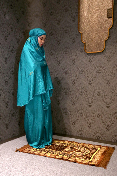 16일 서울 송파구 롯데백화점 에비뉴엘 월드타워점에 마련된 ’무슬림 기도실’에서 미스 무슬림 인도네시아가 기도를 하고 있다. 롯데백화점은 유통업계 최초로 백화점을 방문하는 무슬림 관광객들을 위해 ’무슬림 기도실’을 설치했다.  연합뉴스