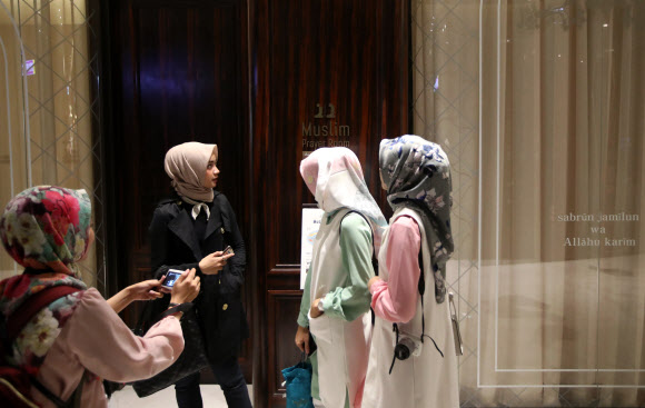 16일 서울 송파구 롯데백화점 에비뉴엘 월드타워점에 마련된 ’무슬림 기도실’을 방문한 미스 무슬림 인도네시아들이 기도실을 살펴보고 있다. 롯데백화점은 유통업계 최초로 백화점을 방문하는 무슬림 관광객들을 위해 ’무슬림 기도실’을 설치했다.  연합뉴스