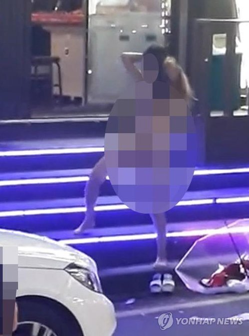 유흥가서 알몸으로 춤춘 여성 동영상 촬영·유포…SNS 일파만파 [연합뉴스 자료사진]