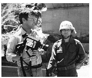 위르겐 힌츠페터 기자가 5·18 당시 광주시내를 누비며 취재하고 있는 모습. 광주시 제공