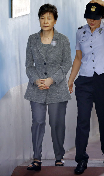 옷 갈아입고 일주일 만에 법정 향하는 박근혜