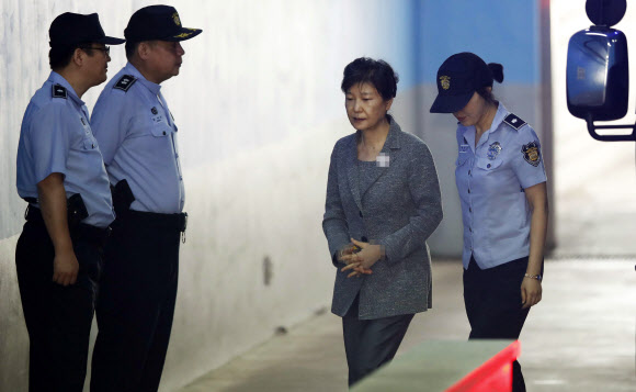 옷 갈아입은 박근혜