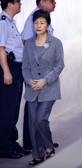 옷 갈아입은 박근혜, 손목보호대와 신발은 그대로