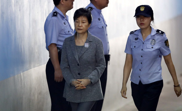 법정 향하는 박근혜