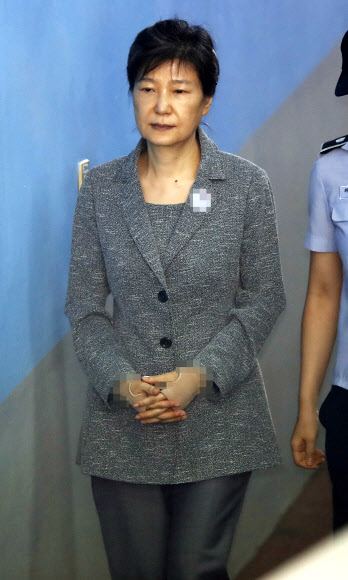 옷 갈아입은 박근혜