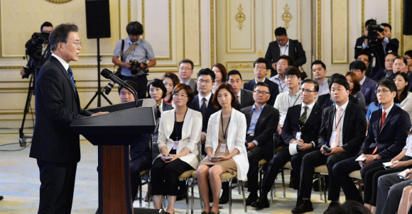 문재인 대통령이 17일 오전 취임 100일 맞아 청와대 영빈관에서 기자회견을 갖고 있다. 안주영 기자 jya@seoul.co.kr