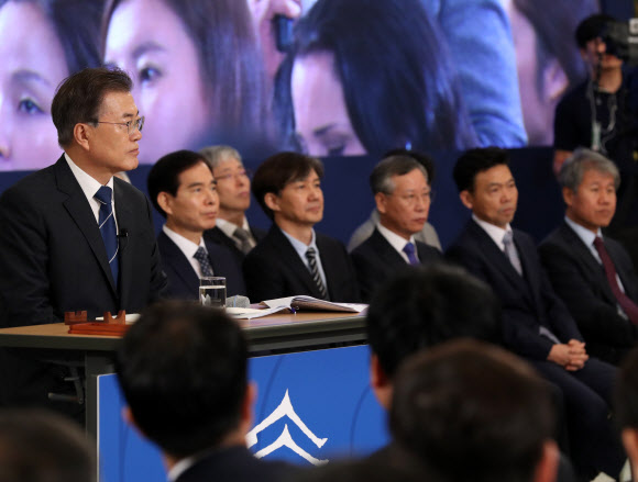 질문 경청하는 문 대통령