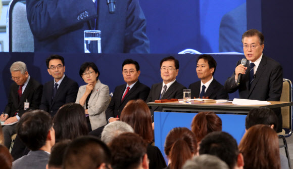 참모들 배석, 답변하는 문 대통령