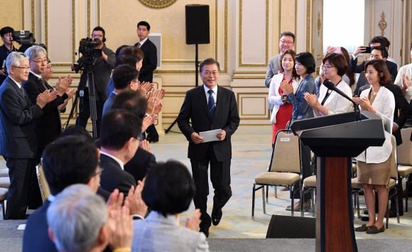 문재인 대통령이 17일 청와대 영빈관에서 열린 취임 100일 기자회견에 입장 하고 있다. 안주영 기자 jya@seoul.co.kr
