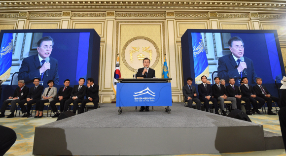 문재인 대통령이 17일 청와대 영빈관에서 열린 취임 100일 기자회견에서 기자들의 질문에 답변하고 있다. 안주영 기자 jya@seoul.co.kr