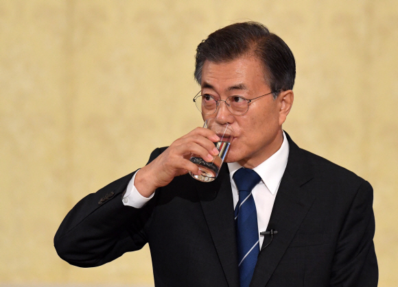 문재인 대통령이 17일 청와대 영빈관에서 열린 취임 100일 기자회견에서 기자들의 질문을 듣으며 물을 마시고 있다. 안주영 기자 jya@seoul.co.kr
