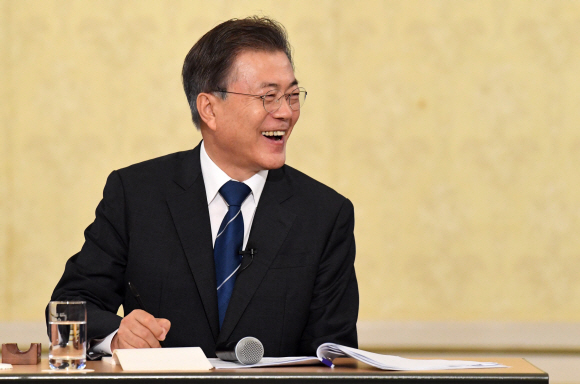 문재인 대통령이 17일 청와대 영빈관에서 열린 취임 100일 기자회견에서 기자들의 질문을 듣고 웃고  있다. 안주영 기자 jya@seoul.co.kr