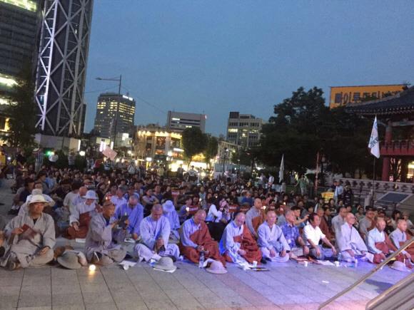 지난 10일 서울 보신각 앞에서 스님과 재가불자들이 제3차 촛불법회를 열고 총무원장 선거와 관련한 조계종단의 적폐청산과 자성을 촉구하고 있다. 조계종 ‘청정승가공동체 구현과 종단개혁 연석회의’ 제공