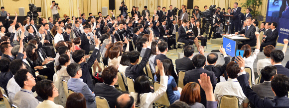 취임 100일을 맞은 문재인대통령이 17일 청와대 영빈관에서 열린 내.외신 기자회견 도중 취재진의 질문 공세를 받고 있다. 2017. 08. 17 안주영 기자 jya@seoul.co.kr