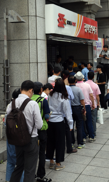 문재인 대통령 취임 기념우표 판매가 시작된 17일 시민들이 우표를 사기 위해 서울 광화문우체국 앞에 줄을 서서 기다리고 있다. 박지환 기자 popocar@seoul.co.kr