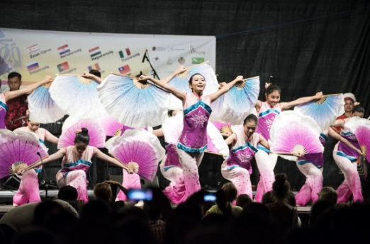 대만의 중국 아트 댄스 그룹 멤버들이 16일(현지시간) 헝가리 부다페스트 니레디하조에서 열린 ‘제8회 니르시그 국제 포크 댄스 축제’ 오프닝 갈라에서 화려한 공연을 선보이고 있다. EPA 연합뉴스