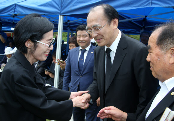 장준하 선생 42주기 간 피우진… 현직 대통령 첫 추모사 대독 