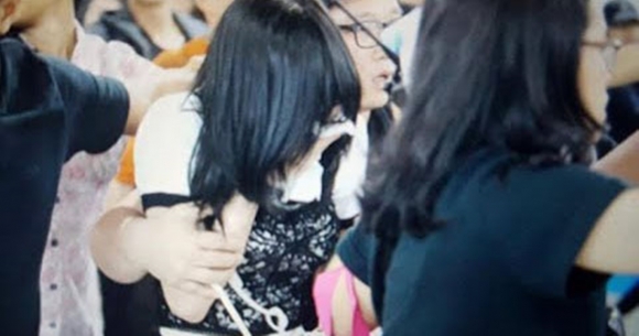 인도네시아 자카르타 공항에서 몰려든 팬들에 봉변당한 소녀시대 태연. <br>유튜브 캡처