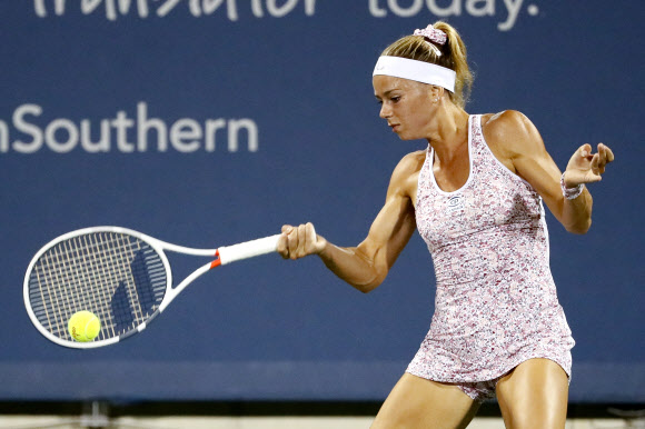 ‘미녀 테니스 선수’로 유명한 카밀라 조르지가 17일(현지시간) 미국 오하이오주 메이슨에서 열린 여자프로테니스(WTA) 투어 웨스턴&서던 오픈에서 카롤리나 플리스코바를 상대로 경기를 펼치고 있다. AP 연합뉴스