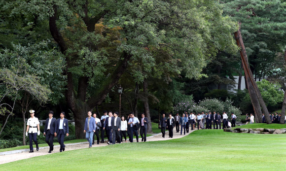청와대가 17일 문재인 대통령 취임 100일을 맞아 출입기자들을 대상으로 청와대 경내 공개행사를 했다. 2017.8.18 청와대 제공