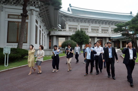 청와대가 17일 문재인 대통령 취임 100일을 맞아 출입기자들을 대상으로 청와대 경내 공개행사를 했다. 2017.08.18 청와대 제공